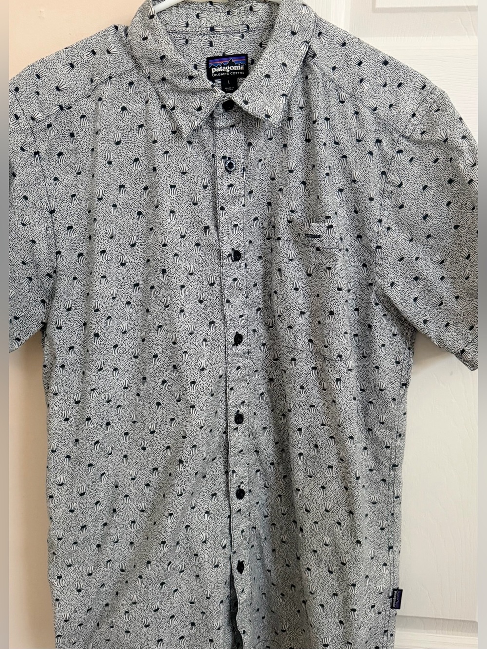 Patagonia Gray w/ Black Jellyfish Print Mens L Short Sleeve Button Up Shirt